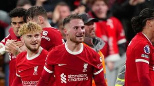 Alexis Mac Allister helps Liverpool return to the top of the Premier League