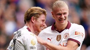 Manchester City keep up pressure on title rivals with win at Crystal Palace