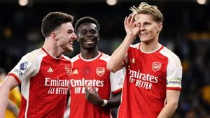 Arsenal return to top of Premier League with win at Wolves