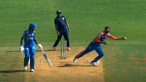MI vs DC, IPL 2024: Axar Patel takes 'Catch of the Tournament' to dismiss Ishan Kishan - Watch