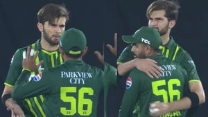 Pakistan vs New Zealand: Babar Azam, Shaheen Afridi Heartwarming Hug Amidst Speculations of Discord