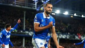 Everton 2-0 Liverpool: Reds' title hopes dented as Toffees seal derby victory