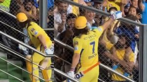 IPL 2024: MS Dhoni Gesture with a Lucky Kid in MI vs CSK Match goes Viral on Social Media - Watch