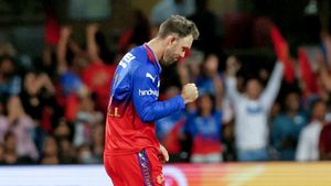 GT vs RCB IPL 2024: Glenn Maxwell Returns As Royal Challengers Bengaluru Opt To Bowl First in Ahmedabad