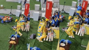 IPL 2024: Watch How Jadeja Teases CSK Fans By Walking Out to Bat Before Dhoni in KKR Clash