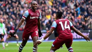 West Ham 2-2 Liverpool: Antonio header damages Reds' dwindling title chances