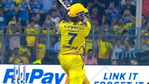 MI vs CSK: Top 10 Reactions as MS Dhoni Hammers Hardik Pandya for three consecutive sixes to set new record