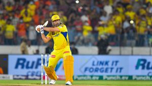 IPL 2024: Sara Tendulkar, Rohit Sharma, Kareena Kapoor - How Celebrities reacted to MS Dhoni Sixes at Wankhede?