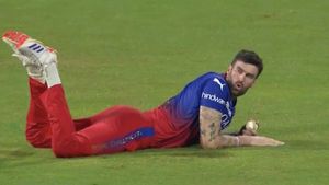 MI vs RCB: Reece Topley takes a blinder to get rid of Rohit Sharma, fans call it 'Catch of IPL 2024' - Watch Video
