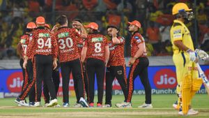 SRH vs CSK, IPL 2024: A Plan to Stop MS Dhoni or True Sportsman Spirit? Twitter Divided as Pat Cummins withdraws Ravindra Jadeja Obstructing the Field Appeal