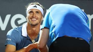 Zverev overcomes injury scare to maintain Italian Open charge