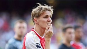 Arsenal 2-1 Everton: Gunners fall short despite last-gasp win