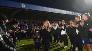 Day of drama sets up thrilling WSL finale as Chelsea hit back in title race