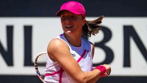 Iga Swiatek soars past Keys to seal Italian Open semi-final spot