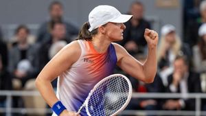 Swiatek blames wandering mind after ousting Osaka in French Open thriller
