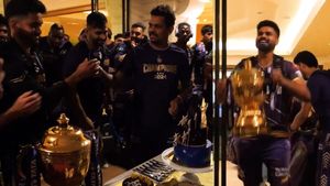 KKR Players Off-Field Celebrations: A Sneak Peek Into How Knights Enjoyed Their IPL Triumph in Dressing Room, Team Bus and Hotel