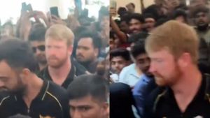 IPL 2024: Heinrich Klaasen Looses Cool after getting mobbed by Fans in Hyderabad - Watch