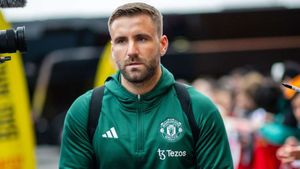 Luke Shaw struggling to be fit for FA Cup final after injury setback