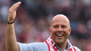 Liverpool have to expect change under Slot, says Zenden
