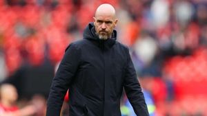 Ten Hag hits back at Mourinho dig over Man United board backing
