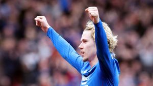 Rangers 5-2 Dundee: Cantwell and Wright keep Celtic's title party on hold