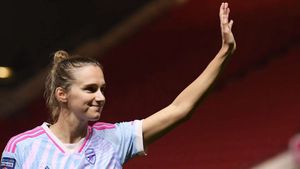 Arsenal's decision to let Miedema leave 'shocking and outrageous', says White