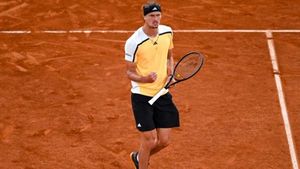 Zverev battles past De Minaur to set up Ruud clash in French Open last four