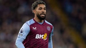 Football Transfer: Douglas Luiz completes €50 million Juventus Move