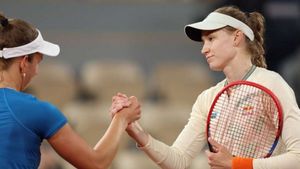 Rybakina moves past Mertens and into French Open fourth round