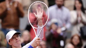 Swiatek hammers Potapova to breeze into French Open quarter-finals