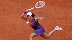 Swiatek crushes Gauff to make third straight French Open final