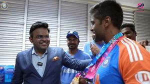 T20 World Cup 2024: Suryakumar Yadav Receives Best Fielder Medal From Jay Shah After Final Victory