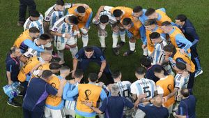 Argentina vs Peru: Why is Argentina coach Lionel Scaloni not in the Bench Today? Why is he Banned?