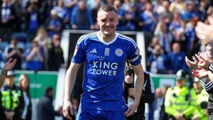 Vardy signs one-year contract extension with Leicester