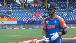 IND vs AUS: Virat Kohli Trolled on Twitter After Duck as Rohit Sharma Shines with Firework-Filled Knock