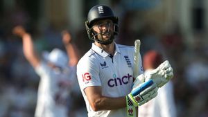 Chris Woakes calls on England to kick on after strong end to day three versus Windies