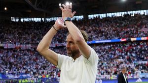 Neville says England have tournament know-how, but warns Netherlands a step up