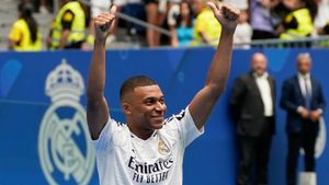Kylian Mbappe Imitates Childhood Hero Cristiano Ronaldo in Real Madrid Unveiling - Watch
