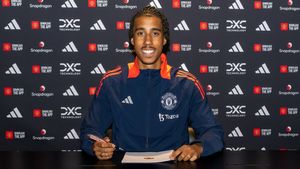 Who is Leny Yoro and what do Manchester United fans expect from their record signing?