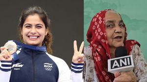 Manu Bhaker's Grandmother to Gift Her Gold Chain After Paris Olympics Bronze Victory