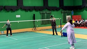 A Show Of Sportsmanship: President Murmu's Badminton Game With Nehwal - Watch