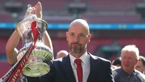 Ten Hag pens contract extension at Man Utd