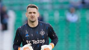 Man Utd back-up goalkeeper Heaton pens one-year contract extension