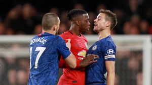 Manchester United kept in waiting as Aaron Wan-Bissaka takes time to choose between Two clubs