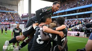 Arsenal Defeats Aston Villa 2-0, Maintains Perfect Premier League Start