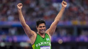 WATCH: Arshad Nadeem wins hearts, stops victory lap after spotting Indian flag and fans