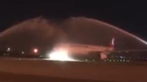WATCH: Arshad Nadeem's flight gets water cannon salute as thousands turn up at Lahore airport at 3 AM