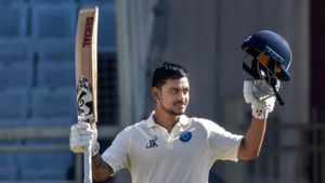 Watch: Ishan Kishan hits one-handed six to complete 86-ball hundred in his comeback innings in domestic cricket