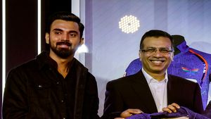 KL Rahul to remain at LSG in IPL 2025? Speculations rise as India batter meets Sanjeev Goenka in Kolkata