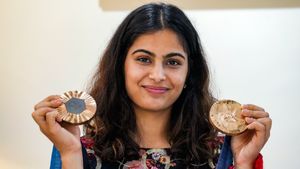 MS Dhoni, Sachin Tendulkar...? - Manu Bhaker Names Four Sportspersons She Would Love to Spend a Whole Day With